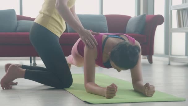 Trener Szkolenia Młoda Azjatycka Kobieta Odzieży Sportowej Robi Deski Ćwiczenia — Wideo stockowe