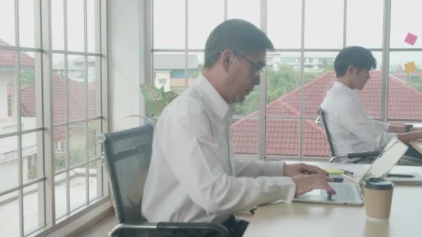 Menadżer Pracownik Siedzi Pracuje Laptopie Biurku Profesjonalistą Biurze Domu Wykonawczy — Wideo stockowe