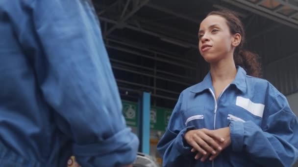Team Mechanic Man Woman Confidence Handshake While Success Congratulating Teamwork — Stock Video