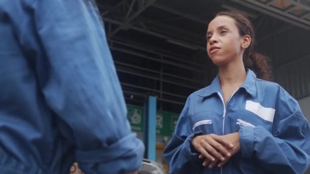 Mecânico Equipe Com Homem Mulher Confiança Aperto Mão Enquanto Sucesso — Vídeo de Stock