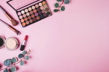 Pembe arka plan, üst görünüm, düz yüz, fırça, ruj ve makyaj malzemesi seti, insan yok, hiç kimse, kopyalama alanı, güzellik, makyaj malzemesi, koleksiyon.