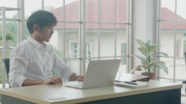 Çalışanların yönetici ile birlikte klasör vermesi ve ofis planlama işi tartışması, iş adamlarının takım, iş ve iletişim kavramının başarısı için yürütme dosyasıyla birlikte belge raporu.
