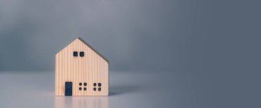 Mini ahşap ev modeli konsepti, gayrimenkul ve varlık yatırımı, emlak vergisi ve finans kirası, insan yok, küçük ev ve ilham, konut kredisi, iş konsepti.