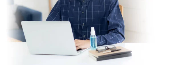 Jovem Homem Negócios Máscara Facial Trabalhando Casa Com Computador Portátil — Fotografia de Stock