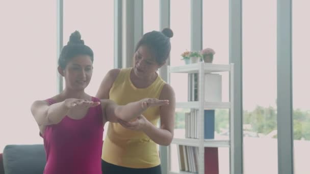 Тренер Обучения Молодых Азиатских Женщин Спортивной Одежде Делать Упражнения Йоги — стоковое видео