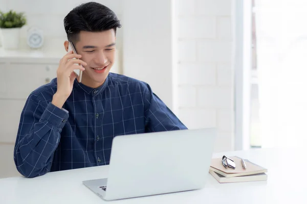 Giovane Asiatico Parlando Telefono Lavoro Casa Con Computer Portatile Freelance — Foto Stock