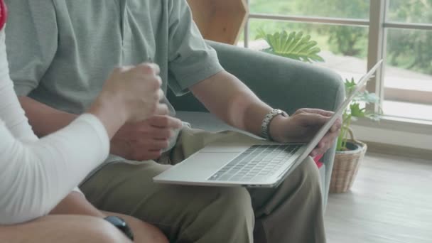 Familia Feliz Con Hijo Sentado Sofá Padre Enseñanza Utilizando Tarjeta — Vídeos de Stock