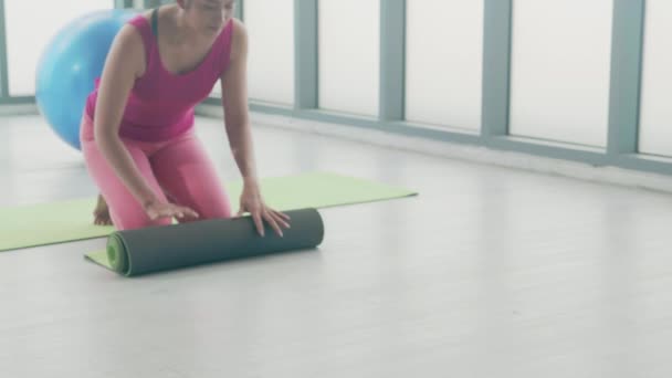 Jonge Vrouw Vrienden Rollend Met Mat Yoga Vloer Voor Voorbereiding — Stockvideo