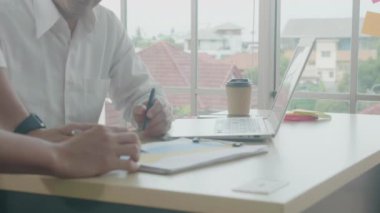 Genç işadamı ve yönetici grafikler ve grafiklerle, pazarlama ile finansman planlaması, finans ile finans, mali ve idari analiz ve insan, iş konsepti ile istişare raporları.