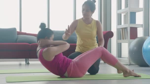 Entrenador Entrenamiento Joven Asiática Mujer Abdominales Ejercicio Para Peso Corporal — Vídeo de stock