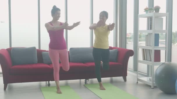 Coach Training Young Asian Woman Sportswear Doing Yoga Exercise Stretch — ストック動画