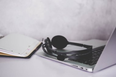 Masada dizüstü bilgisayar ve kulaklık, e-öğrenim çevrimiçi, eğitim ve öğrenim için webinar, not defteri, video konferansı, multimedya için kulaklık, kurs ve internet için sınıf.