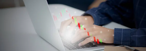 Руки Бизнесмена Использующего Ноутбук Имеют График Инвестиций Запасами Рисков Виртуальными — стоковое фото