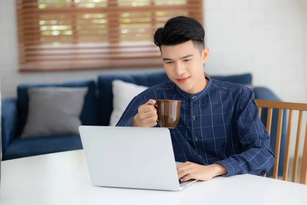 Giovane Uomo Affari Che Lavora Casa Con Computer Portatile Sulla — Foto Stock