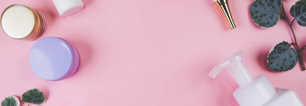 ピンクの背景にクリームや化粧水や葉で隔離されたモックアップ化粧品ボトル スキンケアや美容 トップビュー フラットレイアウト スキンケア 製品での治療のためのモックアップパッケージ — ストック写真
