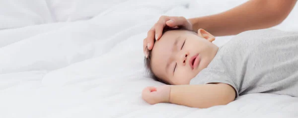 Молода Азіатська Мати Торкається Голови Маленької Дівчинки Ніжністю Ліжку Спальні — стокове фото