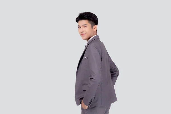Portré Fiatal Ázsiai Üzletember Öltönyben Magabiztos Barátságos Elszigetelt Fehér Háttér — Stock Fotó