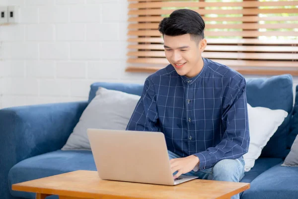 Giovane Uomo Asiatico Digitando Tastiera Sul Computer Portatile Sulla Scrivania — Foto Stock