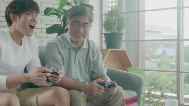 Азійська Сім Батьком Сином Грають Відеоігри Дивані Вдома Літні Молоді — стокове відео