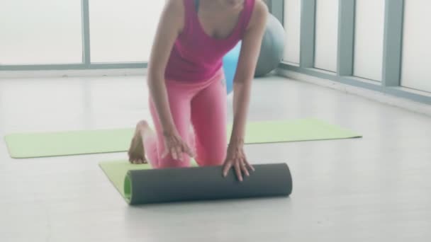 Jonge Vrouw Vrienden Rollend Met Mat Yoga Vloer Voor Voorbereiding — Stockvideo