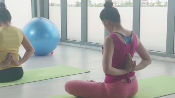 Junge Frau Und Freundinnen Beim Training Yoga Mit Stretchhand Auf — Stockvideo