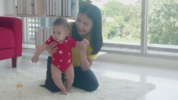 Família Feliz Com Mãe Apoio Bebê Passo Andar Sala Estar — Vídeo de Stock