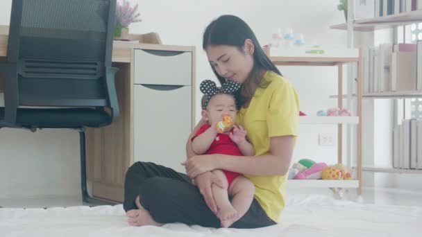 Jovem Mãe Asiática Segurando Pequena Menina Juntos Bicar Bochecha Quarto — Vídeo de Stock