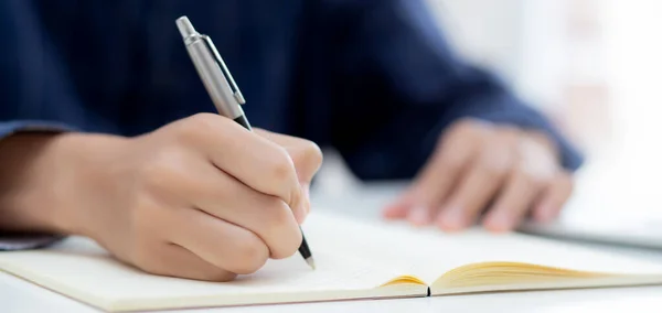 Mão Fechada Homem Escrevendo Caderno Com Caneta Mesa Freelance Autor — Fotografia de Stock