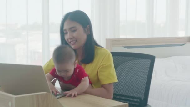 Lycklig Familj Med Mamma Bär Barn Och Arbetar Bärbar Dator — Stockvideo
