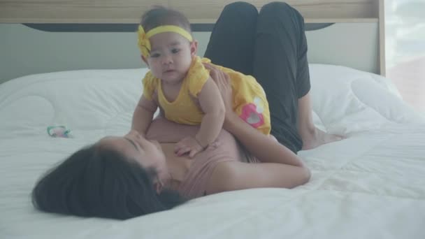 Família Feliz Com Relação Mãe Filha Brincando Enquanto Divertem Cama — Vídeo de Stock