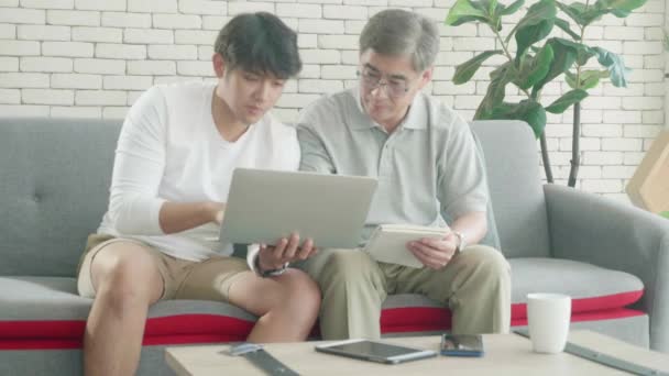 Család Senior Apa Kanapén Keres Laptop Számítógép Írás Ellenőrzőlista Költségek — Stock videók