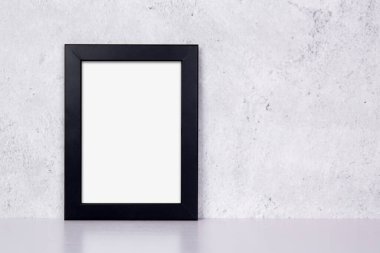 Evdeki masa üstünde ve duvarda dikey siyah çerçeve, masadaki sunum için poster, galeri fotoğrafı ve resim için tasarım, sınır şablonu ve reklam için dekorasyon.