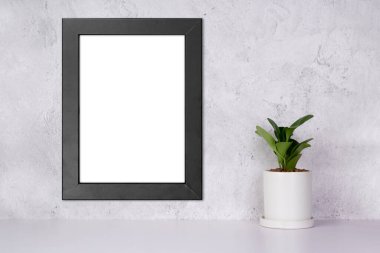 Duvarda dikey siyah çerçeve ve evdeki saksıda bitkiler, masadaki sunum için poster, galeri fotoğrafı ve resim için tasarım, reklam için sınır şablonu.