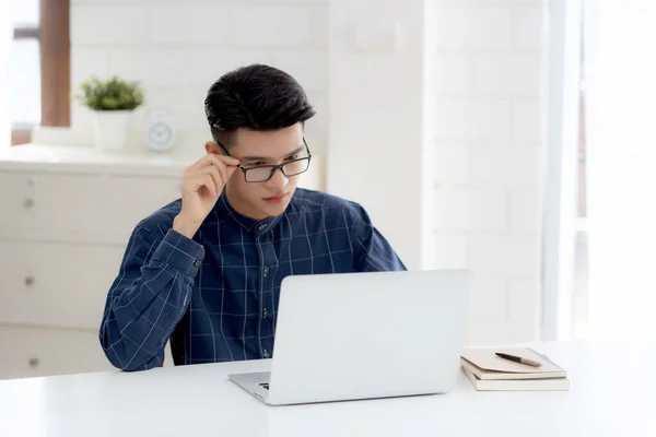 Giovane Uomo Affari Occhiali Che Lavora Casa Con Computer Portatile — Foto Stock