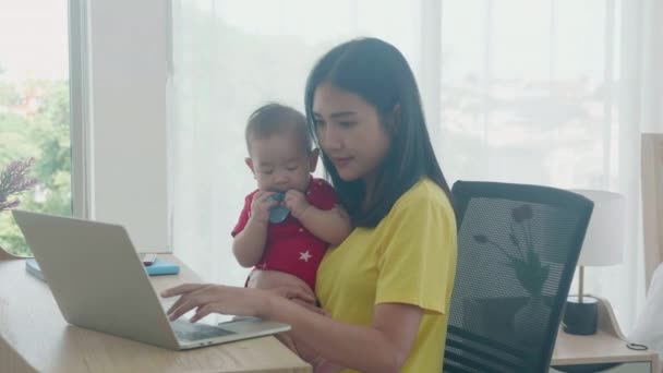 Ευτυχισμένη Οικογένεια Μητέρα Μεταφέρουν Μωρό Και Εργάζονται Φορητό Υπολογιστή Στο — Αρχείο Βίντεο