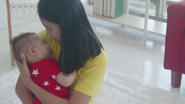 Família Com Mãe Segurando Bebê Com Sono Abraço Com Carinho — Vídeo de Stock