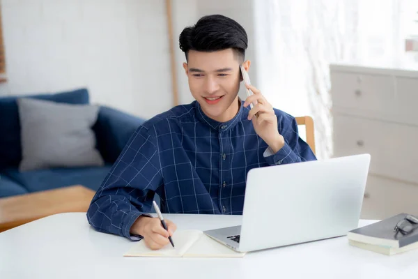 Giovane Asiatico Parlando Telefono Lavoro Casa Con Computer Portatile Freelance — Foto Stock
