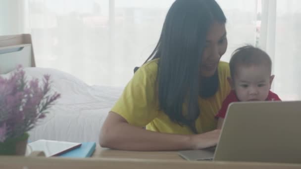 Família Feliz Com Mãe Carregando Bebê Trabalhando Computador Portátil Para — Vídeo de Stock