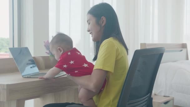 Família Feliz Com Mãe Carregando Bebê Trabalhando Computador Portátil Para — Vídeo de Stock