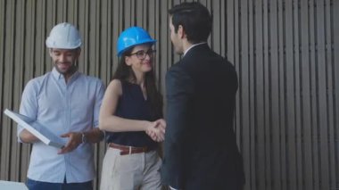 Ekip mühendisi, ortakla birlikte enerji güneş pili paneline elektrik yüklemeyi ve anlaşma, güç ve çevre için el sıkışmayı, başarı için ortaklık ile mimar tartışmasını planlıyor..