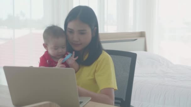 Família Feliz Com Mãe Carregando Bebê Trabalhando Computador Portátil Para — Vídeo de Stock