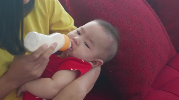Ung Asiatisk Mor Omfamna Och Mata Liten Flicka Med Flaska — Stockvideo