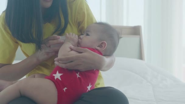 Jovem Mãe Asiática Abraçando Alimentando Pequena Menina Com Mamadeira Leite — Vídeo de Stock