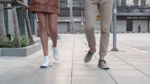 Arkadaşlarının Yakın Ayakları Şehir Merkezindeki Sokakta Yürüyen Konuşan Çift Kadın — Stok video