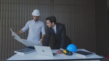 Ekip mühendisi, projenin enerji ve yenilikçiliği, enerji ve çevre planlarını birlikte inceleyerek, enerji ve güneş pili paneline elektrik yüklemeyi konuşuyor ve planlıyor..