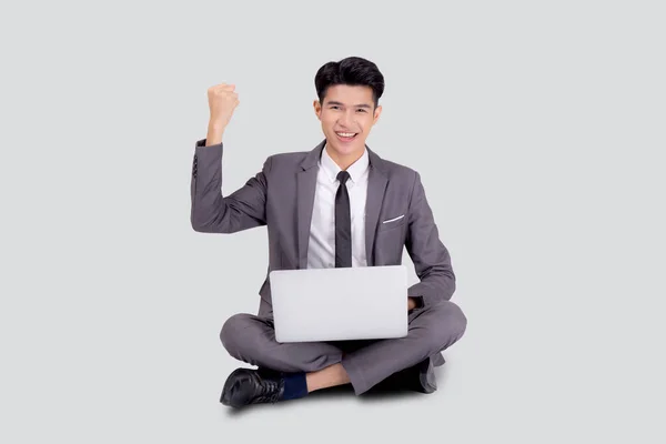 Jovem Asiático Homem Negócios Sentado Trabalho Laptop Computador Para Internet — Fotografia de Stock