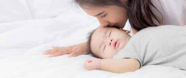 Jonge Aziatische Moeder Kus Wang Van Kleine Baby Meisje Met — Stockfoto