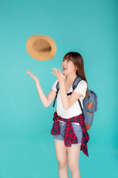 美丽的肖像画年轻的亚洲女人面带微笑 把帽子和照相机扔在外面 带着蓝色背景的假期旅行 旅游的亚洲女孩带着度假的爱好愉快地旅行 — 图库照片