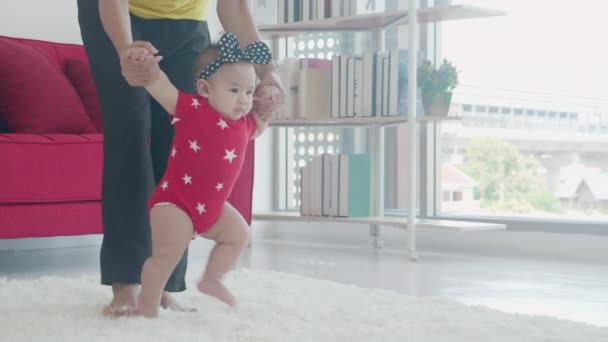 Famille Heureuse Avec Mère Soutenir Bébé Étape Marcher Dans Salon — Video