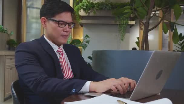 快乐的亚洲年轻人用笔记本电脑规划现代办公室的成功 商人用自信的打字和看笔记本 行政人员用英俊聪明的商业概念 — 图库视频影像
